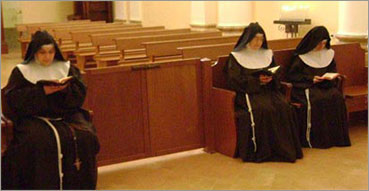 Intervista Monastero Santa Chiara di Camerino (MC). Nell'immagine: parte della comunità di monache