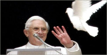 Preghiere per la pace: Pio XII, Giovanni XXIII, Giovanni Paolo II, Benedetto XVI. Nell'immagine: Papa Benedetto XVI