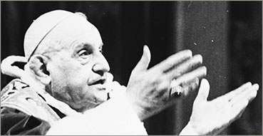 Preghiere per la pace: Pio XII, Giovanni XXIII, Giovanni Paolo II, Benedetto XVI. Nell'immagine: san Giovanni XXIII