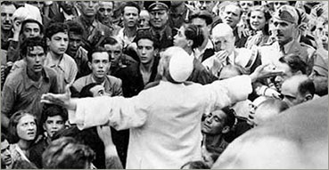 Papa Pio XII visita il quartiere di San Lorenzo (Roma), colpito dai bombardamenti della Seconda Guerra Mondiale (20 luglio 1943)